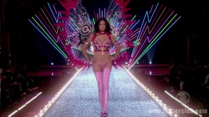 Victoria's Secret Fashion Show 2003.mpg_000036236.jpg