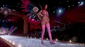 Victoria's Secret Fashion Show 2003.mpg_000036269.jpg