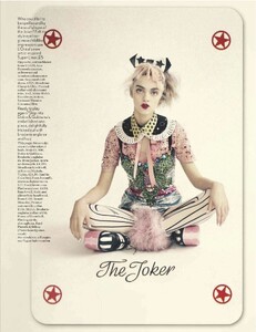 Vogue_UK_2012-04(dragged)52.thumb.jpg.8d17d5a6a56066682c2690bee02911c0.jpg