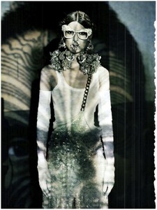 Vogue_Unique_Marzo_2012(dragged)19.thumb.jpg.fd93bef2d5d182cb79be2dea5d214b9c.jpg