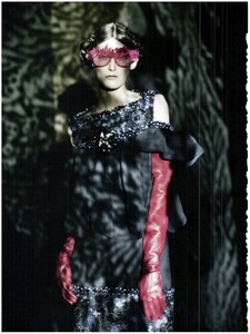 Vogue_Unique_Marzo_2012(dragged)9.thumb.jpg.d1812d77cc65ab9607ddb27067bbe32b.jpg