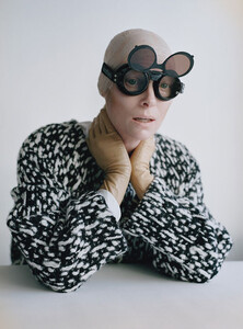 W-Magazine-August-2011-Tilda-Swinton-by-Tim-Walker-11.thumb.jpeg.419c37a159c06e2f8bf893be215a68c2.jpeg