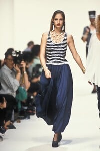 YvesSaintLaurent1992WomenRTW17.thumb.jpg.355a15cc9731dc7dffd14662b502e915.jpg
