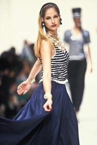 YvesSaintLaurent1992WomenRTW18.thumb.jpg.05f92d1e1b0e33bc7f9e1c3a8c2bef10.jpg