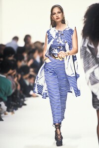YvesSaintLaurent1992WomenRTW68.thumb.jpg.23c3bbef0c2bcc8eb05db14a152866bd.jpg