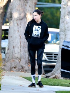 adriana-lima-leaves-her-residence-in-la-19233506637.thumb.jpg.86ad18d349000fb99785b777336c1840.jpg