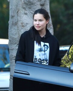 adriana-lima-leaves-her-residence-in-la-65473506636.thumb.jpg.508924a90ed6e146952c995c716b0869.jpg