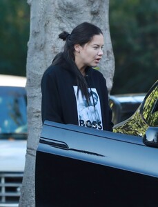 adriana-lima-leaves-her-residence-in-la-82893506643.thumb.jpg.6e98cc984c9a2e462ef00502b52b2d44.jpg