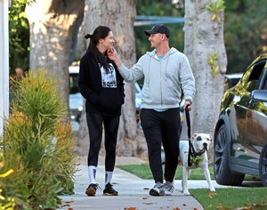 adriana-lima-leaves-her-residence-in-la-91183506639.thumb.jpg.9acc425b9827704853fbe516cd2ec638.jpg