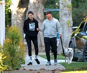 adriana-lima-leaves-her-residence-in-la-96363506638.thumb.jpg.691d6c23819f16869cc43beda2246faf.jpg