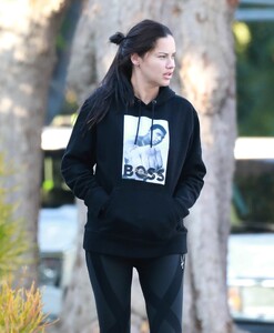 adriana-lima-leaves-her-residence-in-la-99823506649.thumb.jpg.d1e019c4352bb4133a12f1f594590120.jpg