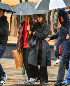 alyssa-miller-and-ariel-rechtshaid-on-a-rainy-day-in-new-york-city-10-29-2023-4.jpg