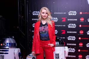 anna-hiltrop-schaut-in-die-kamera.jpg