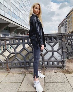anna-hiltrop-steht-an-einem-brueckengelaender.jpg