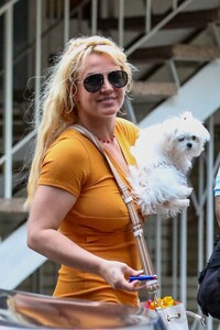 britney-spears-out-in-la-11-19-2023-0.jpg