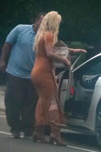 britney-spears-out-in-la-11-19-2023-5.jpg