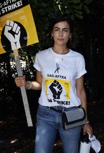 camilla-belle-at-sag-aftra-and-wga-strike-at-warner-brothers-studios-in-burbank-08-18-2023-6.jpg