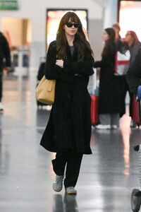 dakota-johnson-arrives-at-jfk-airport-in-new-york-11-09-2023-0.jpg