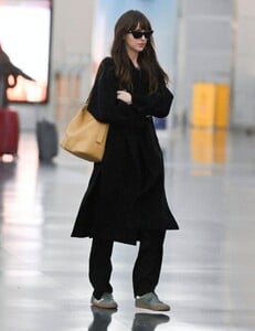 dakota-johnson-arrives-at-jfk-airport-in-new-york-11-09-2023-1.jpg