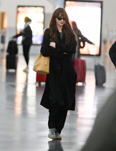 dakota-johnson-arrives-at-jfk-airport-in-new-york-11-09-2023-6.jpg