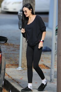 demi-moore-leaves-morning-yoga-class-in-studio-city-11-25-2023-2.jpg