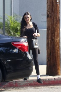 demi-moore-leaves-morning-yoga-class-in-studio-city-11-25-2023-3.jpg