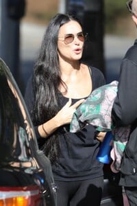 demi-moore-leaves-morning-yoga-class-in-studio-city-11-25-2023-5.jpg