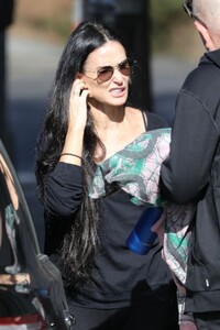 demi-moore-leaves-morning-yoga-class-in-studio-city-11-25-2023-6.jpg