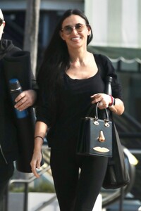 demi-moore-leaves-morning-yoga-class-in-studio-city-11-25-2023-9.jpg