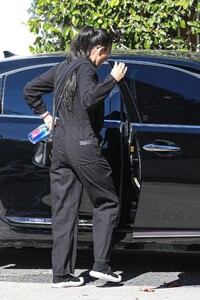 demi-moore-leaves-terri-lawton-spa-in-los-angeles-11-17-2023-0.jpg