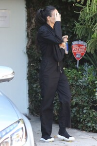 demi-moore-leaves-terri-lawton-spa-in-los-angeles-11-17-2023-2.jpg