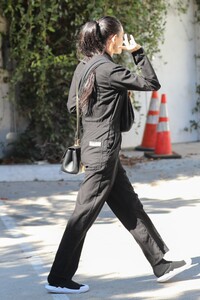 demi-moore-leaves-terri-lawton-spa-in-los-angeles-11-17-2023-4.jpg