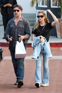 denise-richards-and-aaron-phypers-on-a-dinner-date-at-lucky-s-in-malibu-09-05-2023-5.jpg
