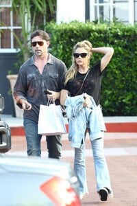 denise-richards-and-aaron-phypers-on-a-dinner-date-at-lucky-s-in-malibu-09-05-2023-6.jpg