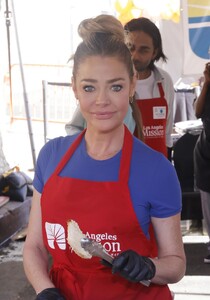 denise-richards-at-a-heartwarming-thanksgiving-at-los-angeles-mission-11-22-2023-0.jpg