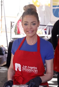 denise-richards-at-a-heartwarming-thanksgiving-at-los-angeles-mission-11-22-2023-1.jpg