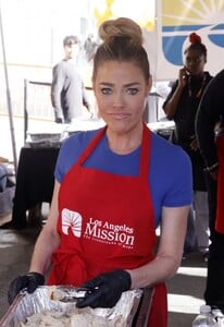 denise-richards-at-a-heartwarming-thanksgiving-at-los-angeles-mission-11-22-2023-2.jpg