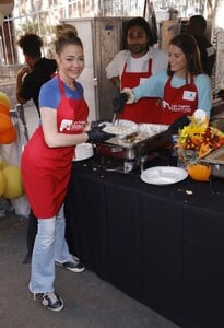 denise-richards-at-a-heartwarming-thanksgiving-at-los-angeles-mission-11-22-2023-4.jpg