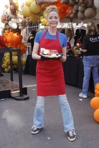 denise-richards-at-a-heartwarming-thanksgiving-at-los-angeles-mission-11-22-2023-6.jpg