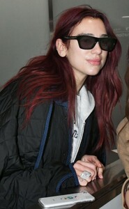 dua-lipa-arrives-at-narita-international-airport-11-18-20-23-0.jpg