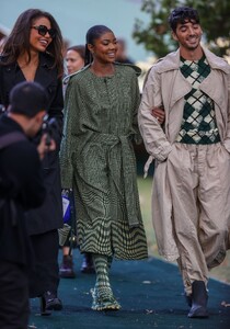 gabrielle-union-at-burberry-ss24-collection-catwalk-show-at-london-fashion-week-09-18-2023-2.jpg