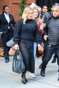 hilary-duff-leaves-her-hotel-in-new-york-11-09-2023-5.jpg