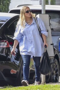 hilary-duff-out-and-about-in-los-angeles-11-04-2023-3.jpg