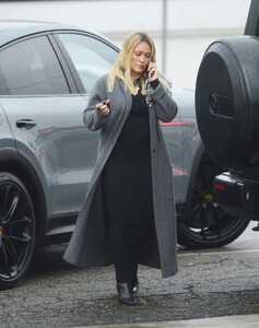 hilary-duff-out-and-about-in-sherman-oaks-11-15-2023-0.jpg