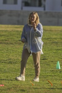 hilary-duff-out-at-a-park-in-los-angeles-11-24-2023-0.jpg