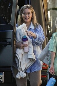 hilary-duff-out-at-a-park-in-los-angeles-11-24-2023-2.jpg