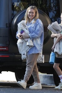 hilary-duff-out-at-a-park-in-los-angeles-11-24-2023-3.jpg