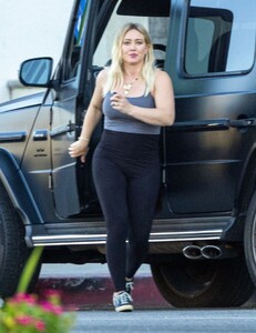 hilary-duff-out-in-studio-city-11-13-2023-0.jpg