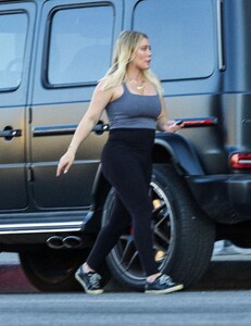 hilary-duff-out-in-studio-city-11-13-2023-2.jpg