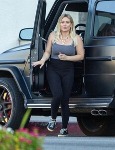 hilary-duff-out-in-studio-city-11-13-2023-3.jpg